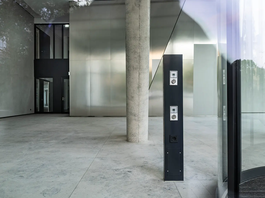 Innenaufnahme des ONE PLAZA mit lichtdurchflutetem Foyer