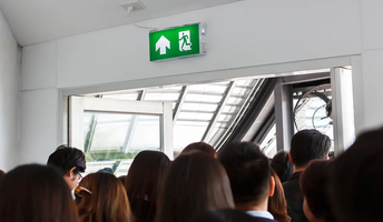 Anforderungen an Fluchttüren In Gefahrensituationen muss die Bedienung des Fluchttürverschlusses innerhalb einer Sekunde und mit einer Hand möglich sein, zudem muss die Fluchttür leicht und in voller Breite zu geöffnet werden können.