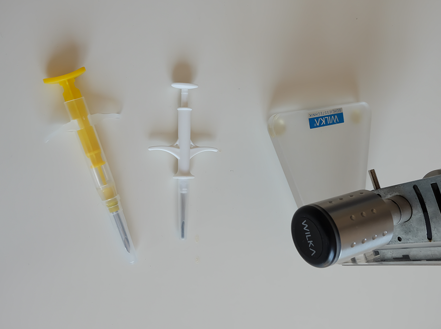 Der Mikrochip von digiwell wird präzise unter die Haut implantiert