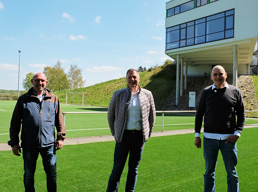 WILKA Fachhändler Jörg Ehlers, Marcel Beu von WILKA und Sebastian König, kaufmännischer Leiter des Uwe Seeler Fußballpark, im Austausch vor Ort.