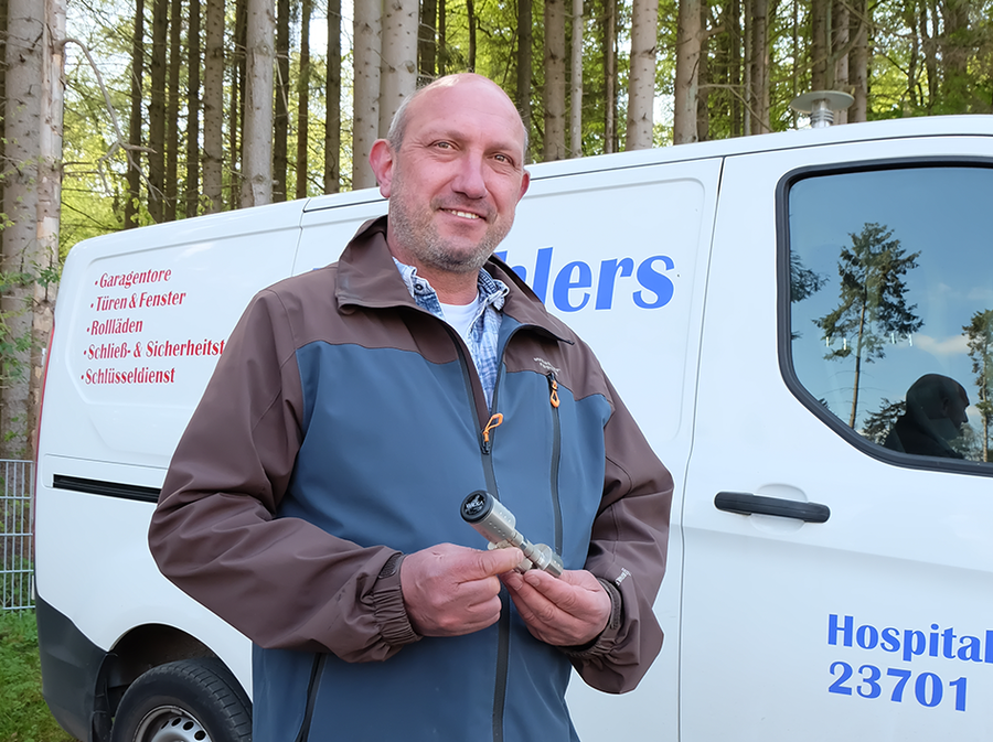 WILKA Partner Jörg Ehlers setzt im Uwe-Seeler-Fußballpark auf zuverlässige Schließtechnik – passgenau geplant und umgesetzt.