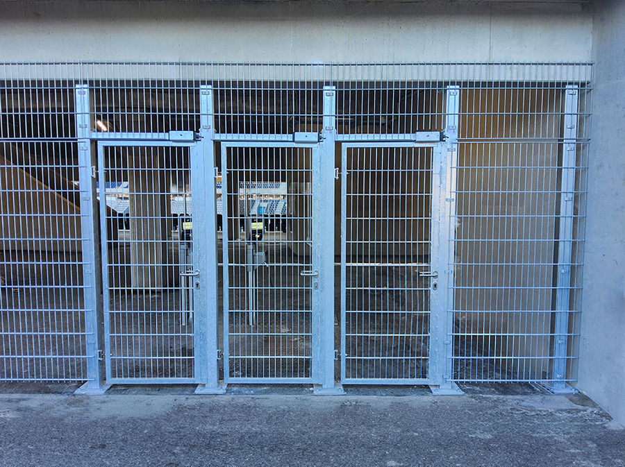 Die mit Fluchttürfunktion, gemäß DIN EN 1125 ausgerüsteten Schlösser, kommen in den Türen der Besucherblockzugänge zum Einsatz.