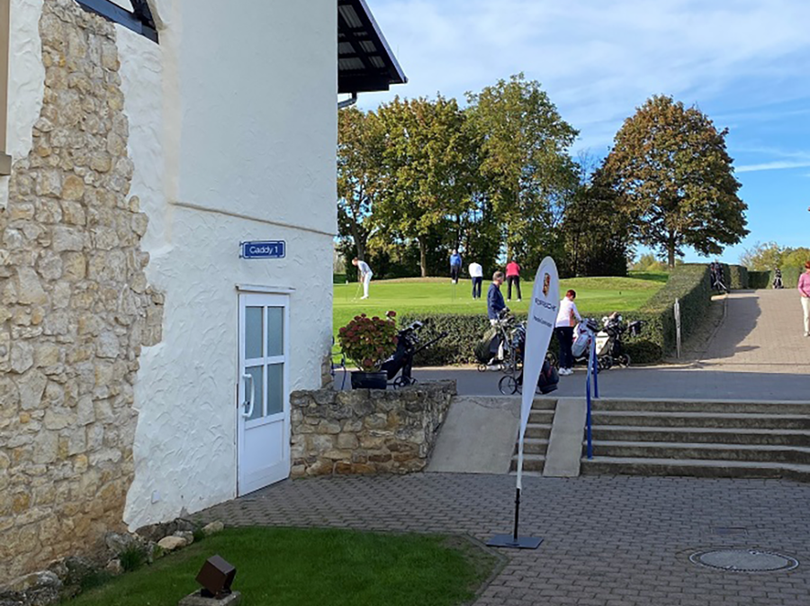 Der Seiteneingang zur Caddyhalle.