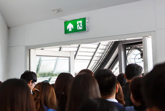 Anforderungen an Fluchttüren Notausgangsschilder ermöglichen die schnelle Evakuierung von Personen in Gebäuden und stellen dadurch die Fluchtwegsicherung sicher.